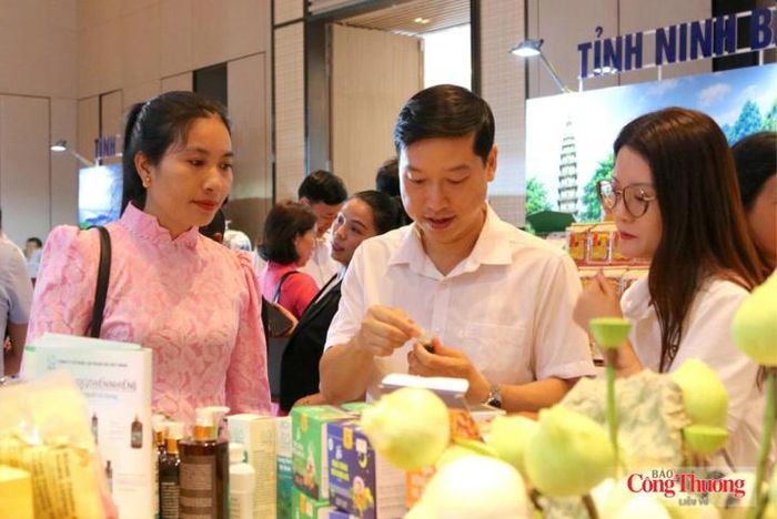 Các đại biểu, khách mời tham quan gian hàng trưng bày của các tỉnh, thành