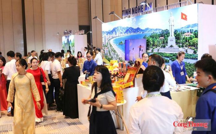 Hoạt động trưng bày, giới thiệu sản phẩm, hàng hóa đặc trưng và sản phẩm văn hóa, du lịch của Thành phố Hồ Chí Minh và một số địa phương phía Bắc, Bắc Trung Bộ.