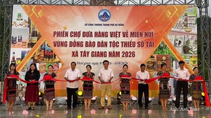 Khai mạc Phiên chợ đưa hàng Việt về miền núi, vùng đồng bào dân tộc thiểu số tại xã Tây Giang năm 2026.