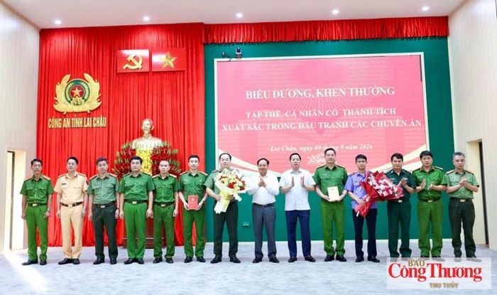 Bí thư Tỉnh ủy Lai Châu Lê Minh Ngân tặng hoa chúc mừng Ban giám đốc Công an tỉnh và các tập thể, cá nhân có thành tích xuất sắc trong đấu tranh các chuyên án.