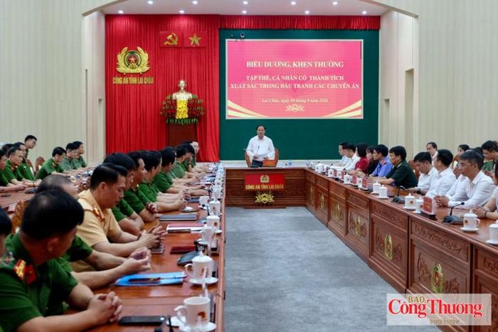 Bí thư Tỉnh ủy Lai Châu Lê Minh Ngân phát biểu chúc mừng Ban Giám đốc Công an tỉnh cùng các tập thể, cá nhân trực tiếp tham gia đấu tranh các chuyên án.