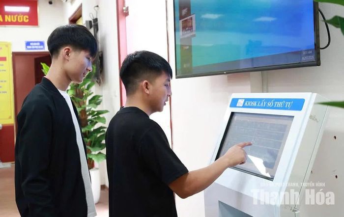 Sử dụng máy Kiosk lấy số thứ tự tại Trung tâm Phục vụ hành chính công xã Thiệu Hóa giúp người dân tiếp cận dịch vụ công nhanh chóng, thuận tiện.