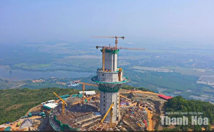 Hạng mục trụ Tôn tượng Phật Đại Nhật Như Lai, đặt trên đỉnh núi Nưa nổi bật giữa công trường Am Tiên.