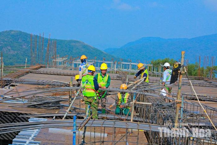 Công nhân miệt mài trên công trường trong điều kiện thi công ở địa hình cao.