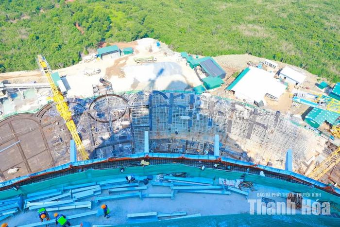 Một góc công trường nhìn từ trên cao, cho thấy quy mô các hạng mục đang được triển khai.