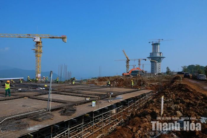 Công trường hạng mục trục cảnh quan và các hạng mục xây dựng liên quan đang được triển khai đồng thời.