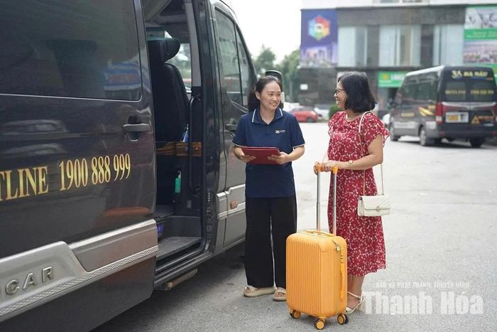 Nhân viên nhà xe 36 Limousine (Công ty CP 36 Travel) đón và hỗ trợ hành khách trước giờ khởi hành.