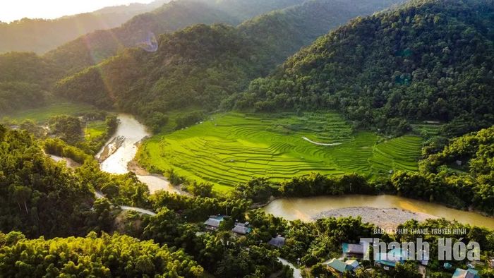 Từ bản Ngàm, du khách có thể tiếp tục hành trình khám phá động Bo Cúng, đền thờ tướng quân Tư Mã Hai Đào, núi Pha Dùa hoặc qua Cửa khẩu quốc tế Na Mèo để kết nối với Viêng Xay, tỉnh Hủa Phăn của nước bạn Lào.