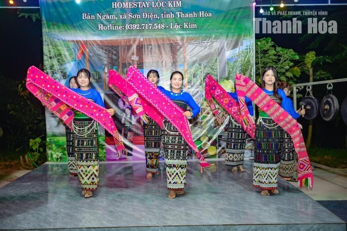 Đội văn nghệ bản biểu diễn các điệu múa dân gian, làn điệu dân ca truyền thống. Tiếng khặp, tiếng trống vang lên giữa núi rừng trở thành một trong những trải nghiệm đặc biệt của du khách.