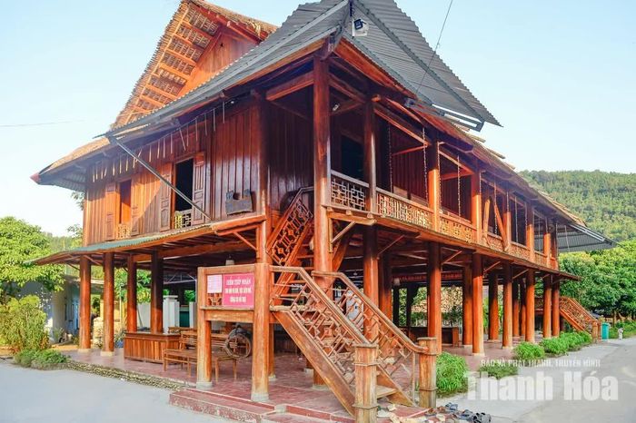 Những nếp nhà sàn cổ hàng trăm năm tuổi được người dân tỉ mỉ sửa sang, để mỗi mái nhà không chỉ đón du khách mà còn kể câu chuyện về kiến trúc, văn hóa và nếp sống được gìn giữ qua bao thế hệ.