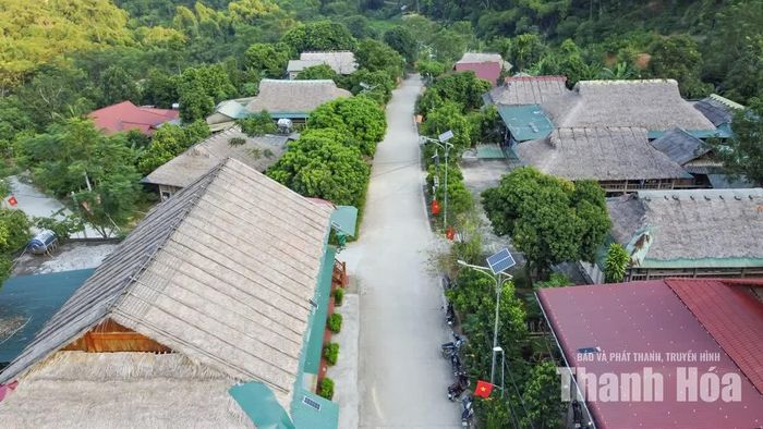 Từ khi phát triển du lịch cộng đồng, người dân bản Ngàm luôn chú trọng vệ sinh đường làng sạch sẽ, trồng hoa trước hiên hay dưới mỗi mái nhà, học cách đón tiếp du khách. Tuy những thay đổi này mới bắt đầu khoảng vài năm trở lại đây, nhưng đang từng bước làm diện mạo bản làng khởi sắc giữa không gian bình yên nơi núi rừng.