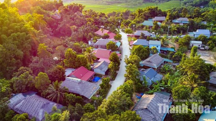 Năm 2025, bản Ngàm đã đón hơn 9.500 lượt khách tham quan, nghỉ dưỡng. Theo Chủ tịch UBND xã Sơn Điện, con số ấy chưa nhiều, nhưng là tín hiệu cho một hướng đi đúng về phát triển du lịch cộng đồng của bà con nơi đây. Bản Ngàm đang từng bước “thay da, đổi thịt” bằng chính những giá trị văn hóa đã được gìn giữ qua nhiều thế hệ, đồng thời mang về doanh thu hàng tỷ đồng mỗi năm.