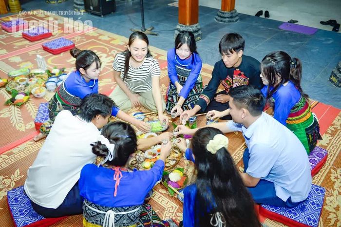 Đến bản Ngàm, du khách được trải nghiệm không gian nhà sàn, thưởng thức ẩm thực truyền thống và xem những tiết mục văn nghệ mang đậm bản sắc của đồng bào Thái.