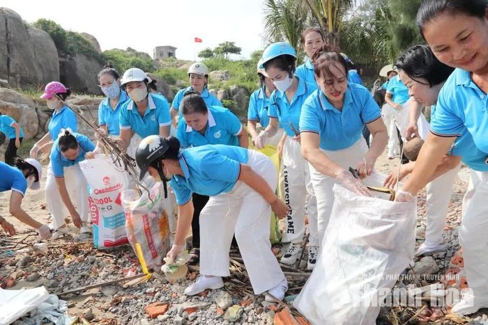 Hội viên phụ nữ phường Sầm Sơn dọn rác ven biển để hưởng ứng ứng chiến dịch.