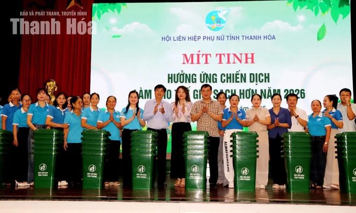 Đại diện lãnh đạo Ban Tuyên giáo Tỉnh ủy, Hội LHPN tỉnh và các ngành, đơn vị trao thùng đựng rác cho các khu phố của phường Sầm Sơn.