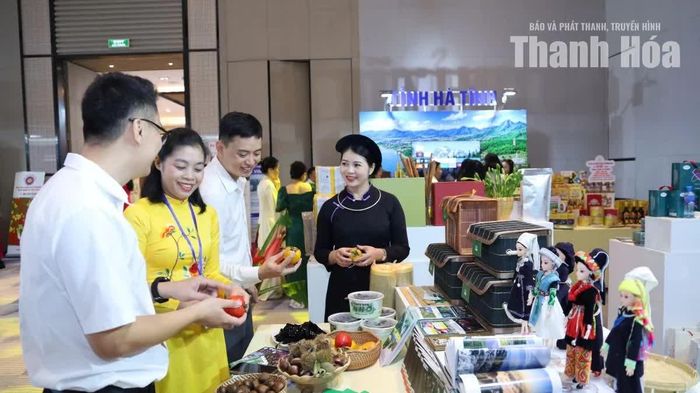 Gian hàng tỉnh Cao Bằng với nhiều nông sản đặc trưng như hạt dẻ, thạch đen, trà thảo dược, các sản phẩm chế biến từ nông, lâm sản và không không gian trưng bày giới thiệu hình ảnh, ấn phẩm quảng bá các danh lam thắng cảnh, tour, tuyến du lịch đặc sắc.