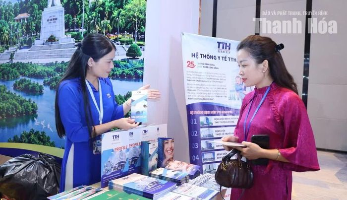 Đại biểu tham quan gian hàng giới thiệu công nghệ, sản phẩm của Tập đoàn TH.