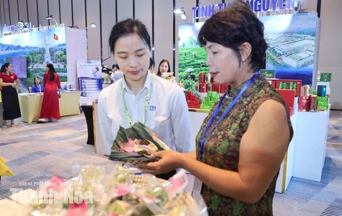 Khách hàng tìm hiểu về sản phẩm chè sen Chính Hà của tỉnh Thanh Hóa. Từ một cơ sở nhỏ lẻ, chè sạch Chính Hà đã trở thành sản phẩm tiêu biểu, được đánh giá cao trong chương trình OCOP của tỉnh Thanh Hóa, đưa hương trà xứ Thanh vươn xa hơn trên bản đồ nông sản Việt.