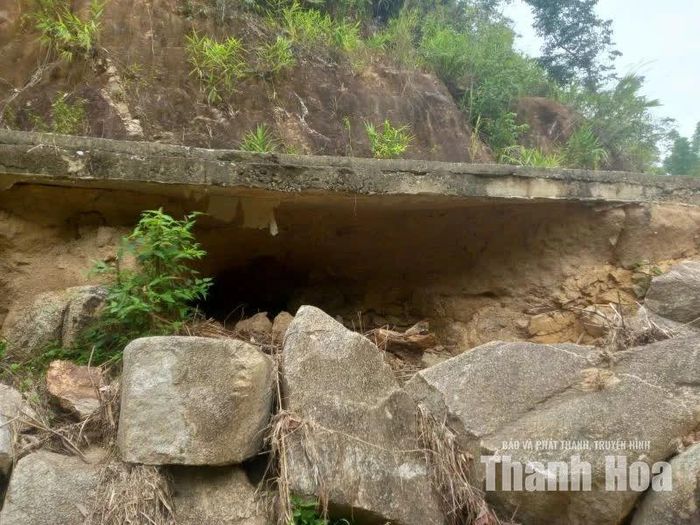 “Hàm ếch” khoét sâu vào tuyến đường.