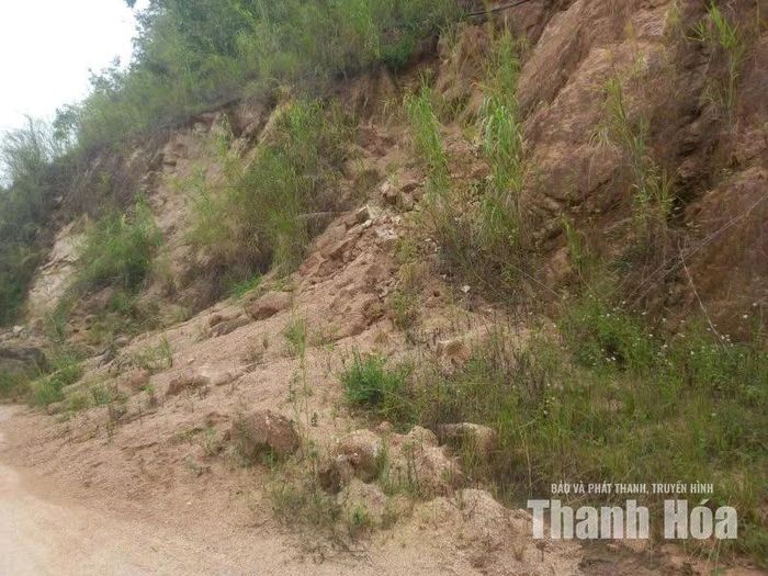 Điểm taluy dương có nguy cơ tiếp tục sạt trượt.