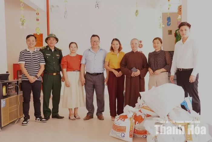 Trung tâm Từ thiện xã hội chùa Hồi Long trao gạo hỗ trợ Trường Mầm non Sơn Thủy. Ảnh: Bùi Đông