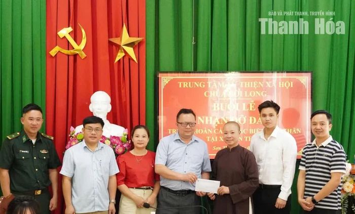 Trung tâm Từ thiện xã hội chùa Hồi Long trao hỗ trợ xã Sơn Thủy tổ chức Tết Trung thu cho trẻ em. Ảnh: Bùi Đông