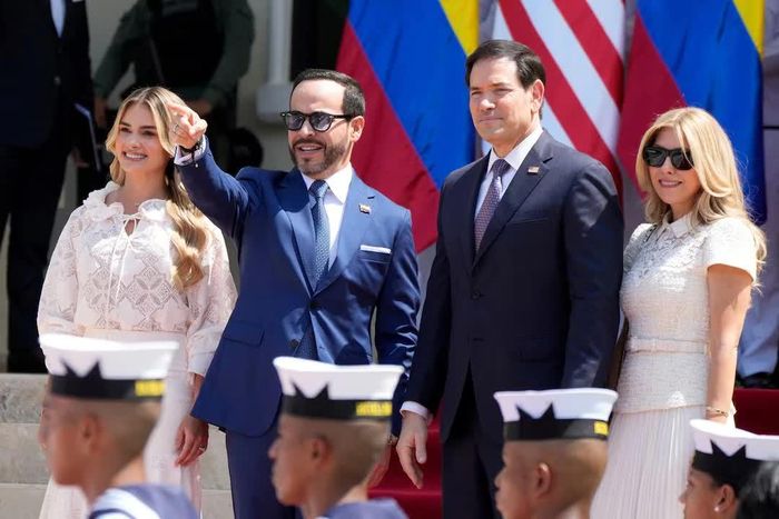 Tổng thống Colombia Abelardo De La Espriella (trái) đón Ngoại trưởng Mỹ Marco Rubio và phu nhân Jeanette Rubio tại khu liên hợp quân sự Batallón Paraíso ở Barranquilla, Colombia, ngày 8/9/2026. Đứng bên cạnh là Đệ nhất phu nhân Colombia Ana Lucía Pineda. Ảnh: Reuters