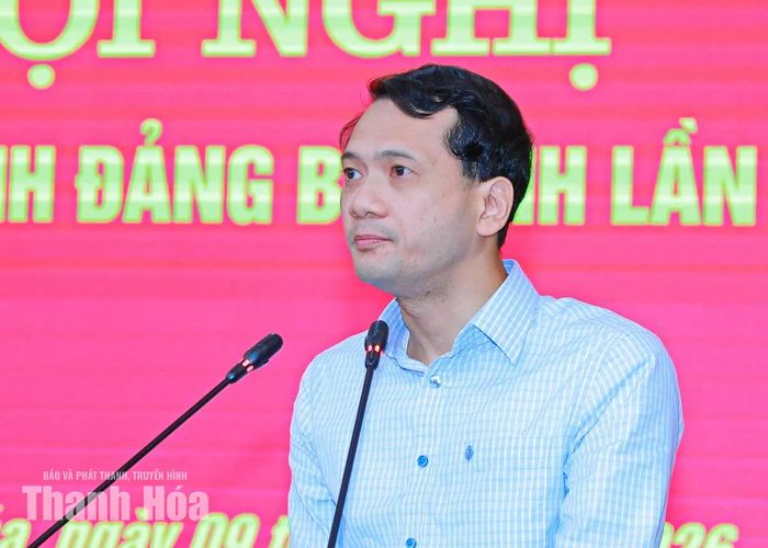 Bí thư Đảng ủy, Chủ tịch HĐND xã Vĩnh Lộc Trần Văn Tuấn phát biểu tại hội nghị.