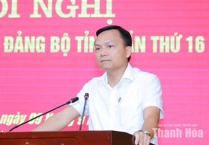 Bí thư Đảng ủy, Chủ tịch HĐND xã Yên Định Lê Minh Nghĩa phát biểu tại hội nghị.