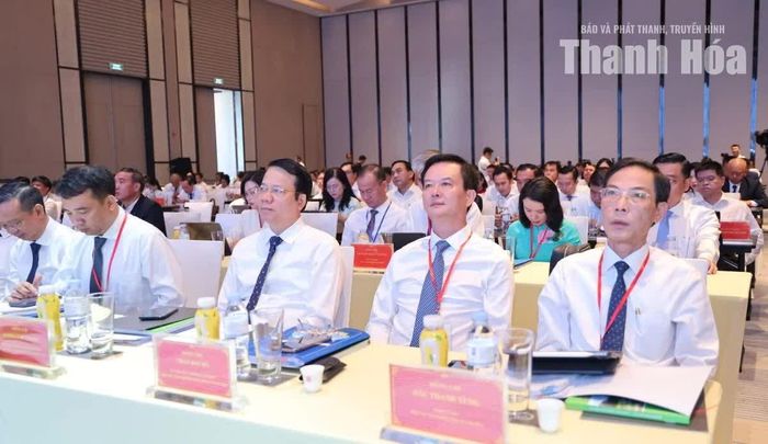 Phó Chủ tịch UBND tỉnh Thanh Hóa Đầu Thanh Tùng và đại diện các tỉnh, thành phố tham dự hội nghị.
