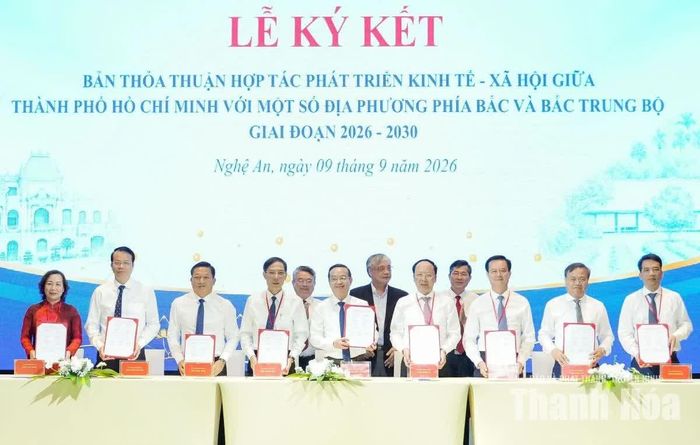 Lãnh đạo TP Hồ Chí Minh và 8 tỉnh, thành phố ký kết Thỏa thuận hợp tác phát triển kinh tế - xã hội giai đoạn 2026-2030.