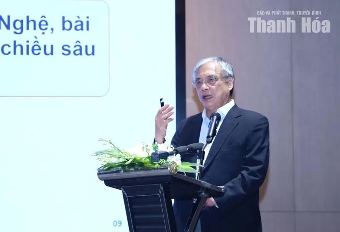 PGS.TS Trần Đình Thiên, nguyên Viện trưởng Viện Kinh tế Việt Nam trao đổi các giải pháp nhằm nâng cao hiệu quả hợp tác giữa TP Hồ Chí Minh với các tỉnh phía Bắc và Bắc Trung Bộ trong giai đoạn mới.