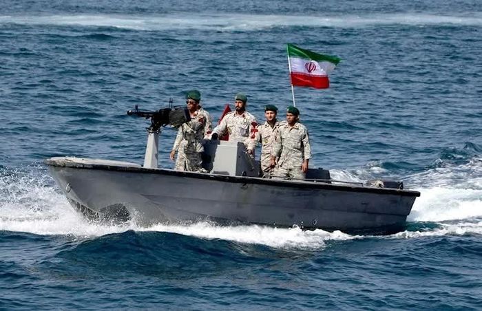 Lực lượng Vệ binh Cách mạng Hồi giáo Iran (IRGC) tuyên bố đã bắt giữ một tàu ngầm không người lái của Mỹ tại cửa eo biển Hormuz. Ảnh: AI Mayadeen.