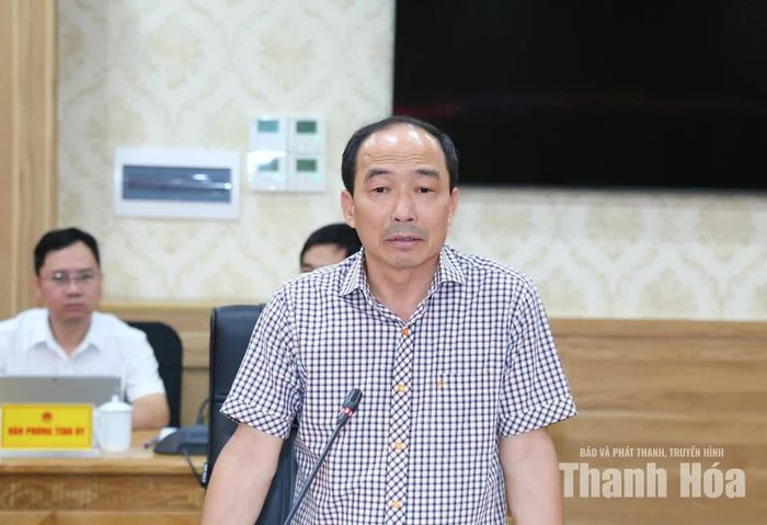 Phó Chủ tịch Thường trực HĐND tỉnh Lê Tiến Lam phát biểu tại phiên họp.