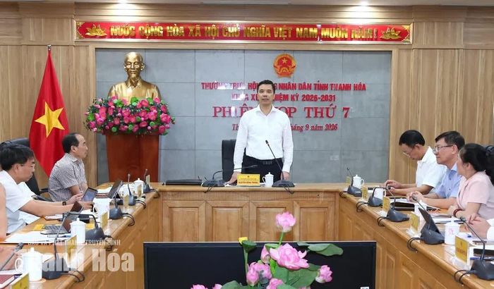 Phó Bí thư Thường trực Tỉnh ủy, Chủ tịch HĐND tỉnh Nguyễn Hồng Phong phát biểu tại phiên họp.