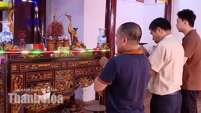 Người dân thành kính tưởng nhớ, tri ân công đức tiền nhân.