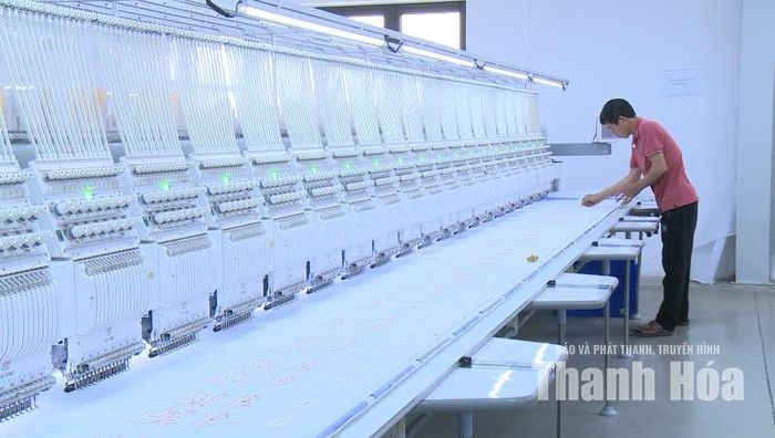 Anh Phạm Văn Cường phụ trách cả hệ thống máy móc hiện đại