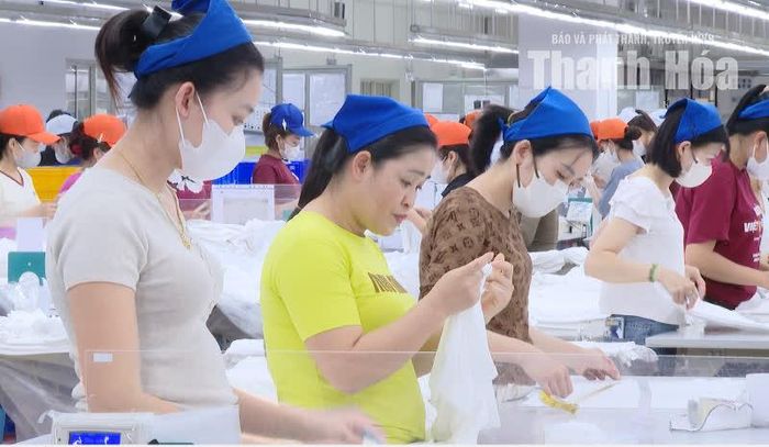 Chị Bùi Thị Hồng (áo vàng) trong ca làm việc.