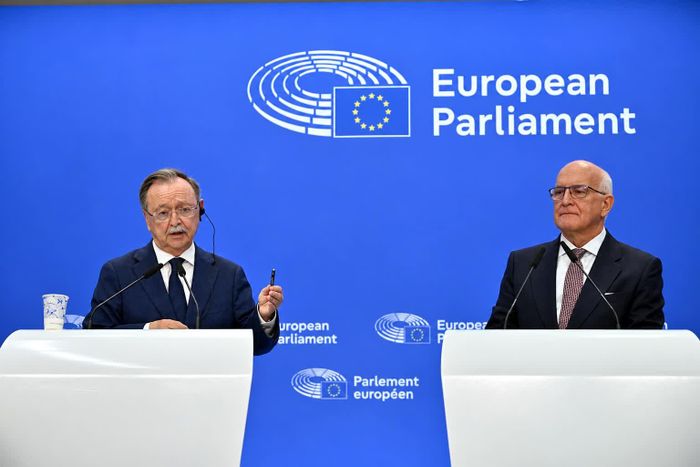 Thị trưởng Ceuta Juan Jesus Vivas và ủy viên châu Âu Javier Zarzalejos tại cuộc họp báo ở Brussels, Bỉ, ngày 8/9/2026. Ảnh: Euronews.