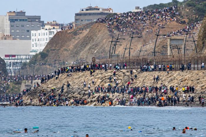 Lãnh đạo Ceuta kêu gọi duy trì thường trực Cơ quan Tị nạn EU và Cơ quan Bảo vệ biên giới Frontex tại Ceuta. Ảnh: AP News.