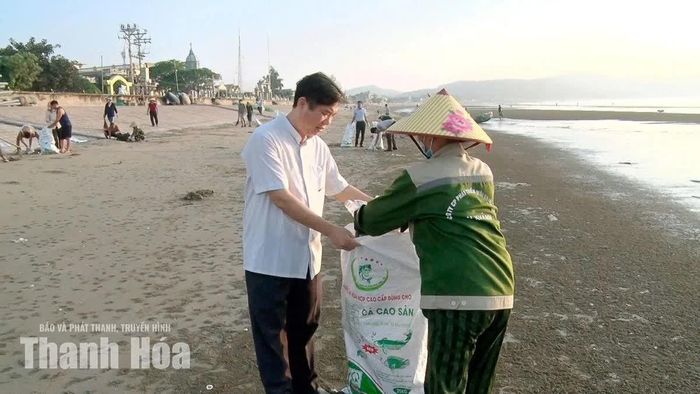 Linh mục Nguyễn Văn Bình, Hạt trưởng Hạt Ba Làng, Chính xứ Giáo xứ Ba Làng tham gia thu gom rác thải, tổng vệ sinh môi trường.