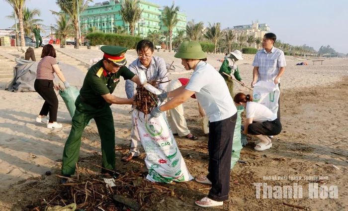 Lãnh đạo UBND phường cùng cán bộ, công chức tham gia tổng vệ sinh môi trường.