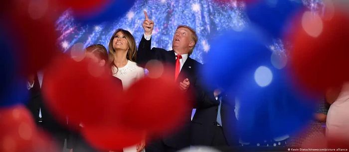 Ứng cử viên Tổng thống đảng Cộng hòa Donald Trump và phu nhân Melania tại Đại hội toàn quốc đảng Cộng hòa năm 2016 ở bang Ohio, nơi ông Trump chính thức được đảng Cộng hòa đề cử làm ứng cử viên Tổng thống Mỹ lần đầu tiên. Ảnh; AP.