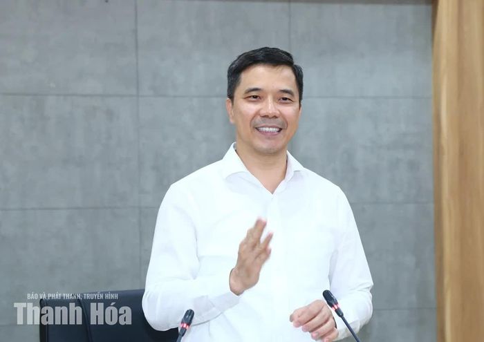 Phó Bí thư Thường trực Tỉnh ủy, Chủ tịch HĐND tỉnh, Bí thư Đảng ủy HĐND tỉnh phát biểu kết luận hội nghị.
