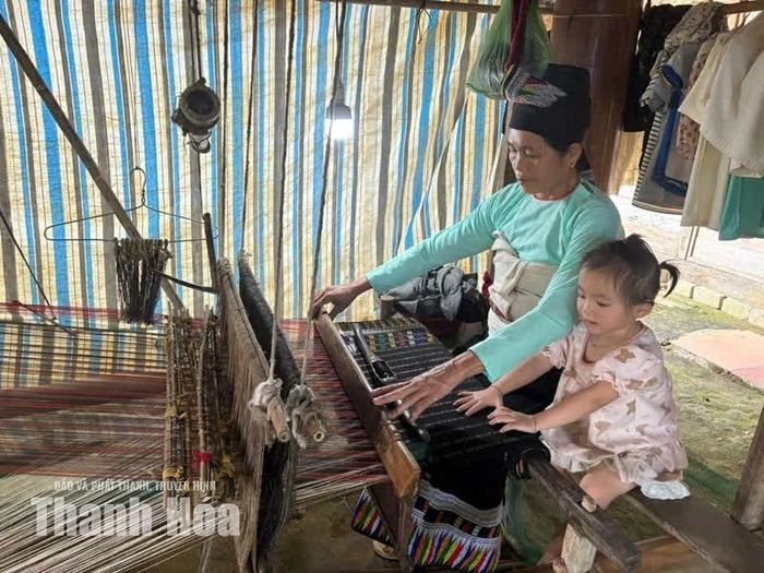 Phụ nữ xã Bát Mọt gìn giữ nghề dệt thổ cẩm truyền thống