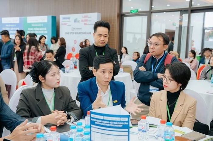 Nhà mua hàng và nhà cung trao đổi nhu cầu dự án trong chương trình giao thương ngày 6/1/2026 tại Bắc Ninh.