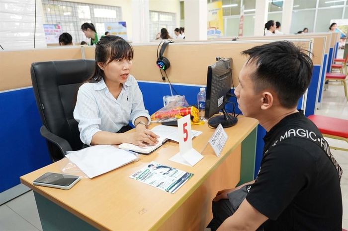 Các gian hàng tuyển dụng thu hút sự quan tâm của học viên, sinh viên.Ảnh: UBND TP Huế