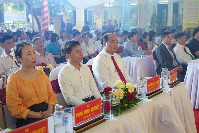 Các đại biểu cùng đại diện doanh nghiệp và đông đảo người lao động tham dự sự kiện. Ảnh: UBND TP Huế