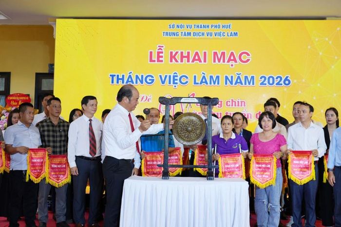 Phó Chủ tịch UBND thành phố Huế Nguyễn Văn Mạnh thực hiện nghi thức khai chiêng tại lễ khai mạc. Ảnh: UBND TP Huế