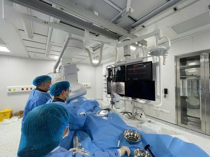 Các bác sĩ khoa Nội tim mạch đã khẩn trương tiến hành can thiệp động mạch vành cho bệnh nhân. Ảnh: Bệnh viện Đa khoa Hà Đông